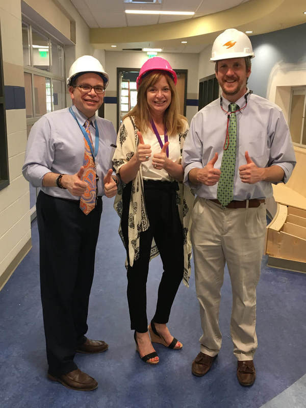 Dr. Anderson with Dr. Fernandes and Mrs. August! Double Thumbs Up! 